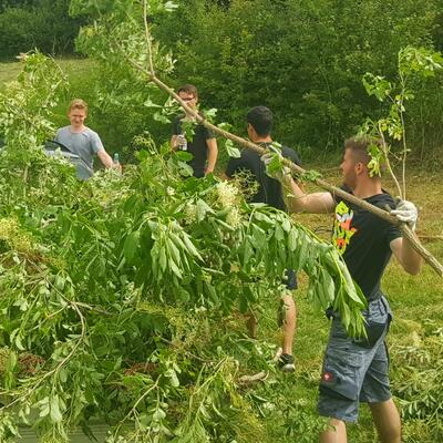 Sportplatzputzete 2017 – Die Buschmänner leisten ganze Arbeit.