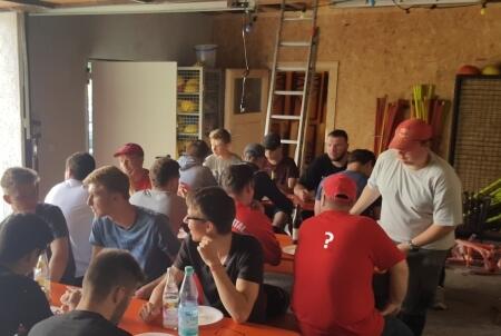 Sportplatzputzete 2017 – Denksportaufgabe: Entdecke hier denjenigen, der ansonsten auf jedem Bild fehlt.